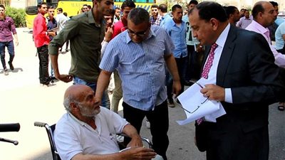 مسن ومتحدٍّ للإعاقة يتقدم للحصول على الدكتوراه بالفيزياء في بني سويف