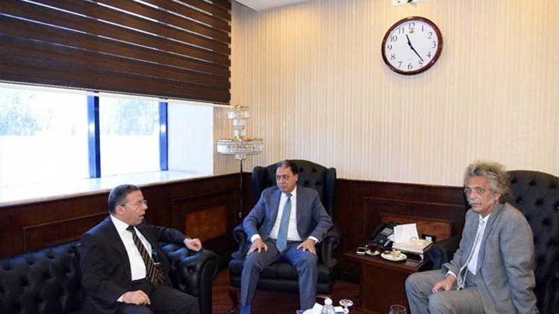 نقيب الأطباء يلتقي