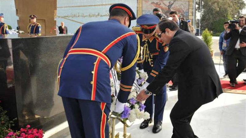 السيسي يضع إكليلًا