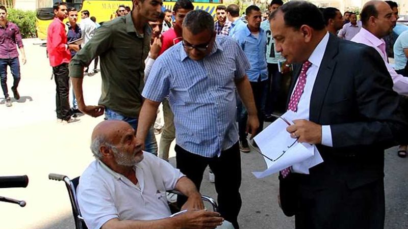 مسن ومتحدٍّ للإعاقة