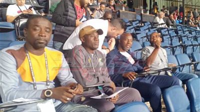 بالصور.. مدرب غانا يتابع مباراة مصر وجنوب إفريقيا من المدرجات