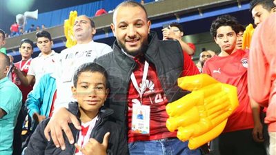 شاهد .. مؤازرة العائلات المصرية للفراعنة الصغار قبل انطلاق مباراة مصر وجنوب إفريقيا