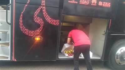 بالصور.. الأهلي يتسلح بالموز والتفاح قبل مواجهة الزمالك