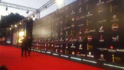أول صور حصرية للسجادة الحمراء لمهرجان القاهرة السينمائي الدولي