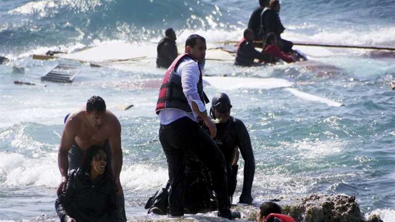 اصطدام بين قارب للمهاجرين