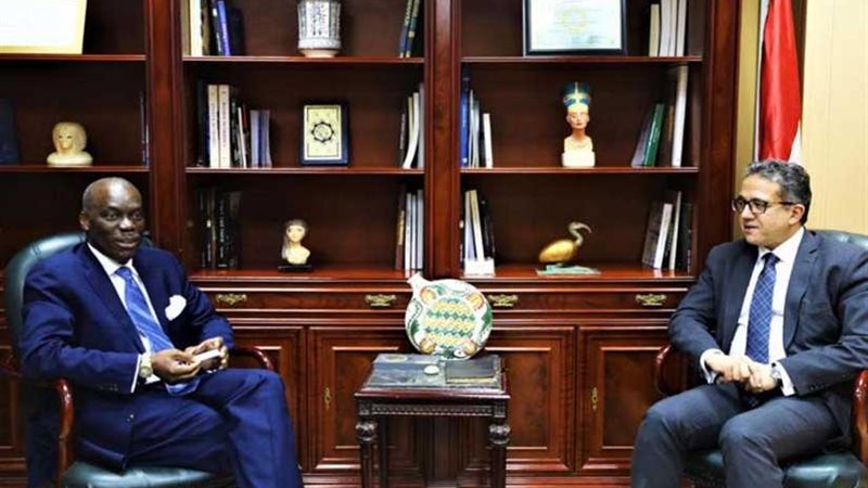 وزير الآثار يستقل