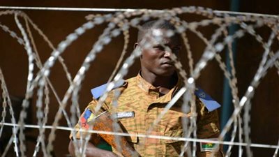 مقتل 18 إرهابيا لدى محاولتهم الهجوم على قاعدة للشرطة ببوركينا فاسو