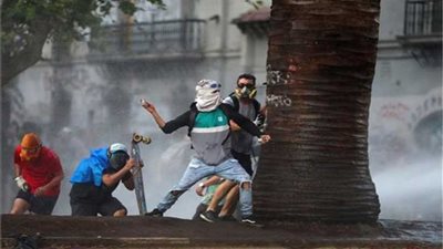 اشتباكات عنيفة بين المتظاهرين والشرطة في عاصمة تشيلي