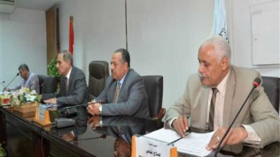 محافظ أسيوط يعقد اجتماعا تنسيقيًا لتطوير التعليم الفني وتأهيل الطلاب لسوق العمل