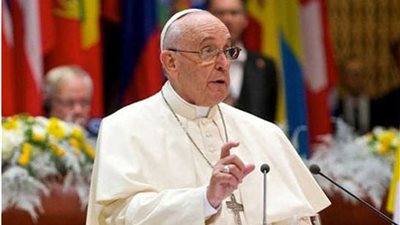 البابا فرانسيس يدعو إلى الترحيب بالمهاجرين وحماية النساء والأطفال من الاستغلال والإيذاء