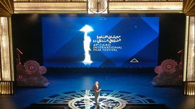 رئيس مهرجان القاهرة السينمائي يفتتح المهرجان ويشكر الحضور