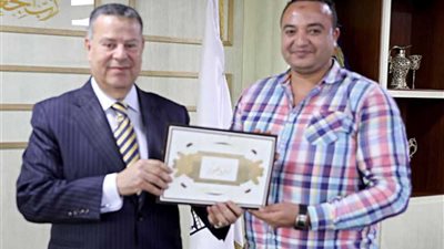 محافظ بني سويف يكرم مدير وحدة المتغيرات المكانية