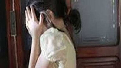 لنقلها أسرار البيت تعذيب طفلة على يد زوجة والدها حتى الموت