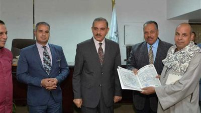 محافظ أسيوط يسلم 8 عقود تقنين بـ 4 مراكز لتوفيق أوضاع واضعي اليد على أملاك الدولة