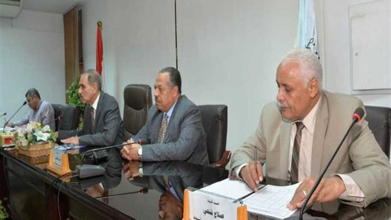 محافظ أسيوط يعقد