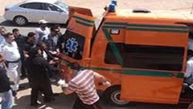 ربة منزل تلقي أسطوانة