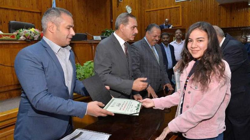 محافظ أسيوط يسلّم