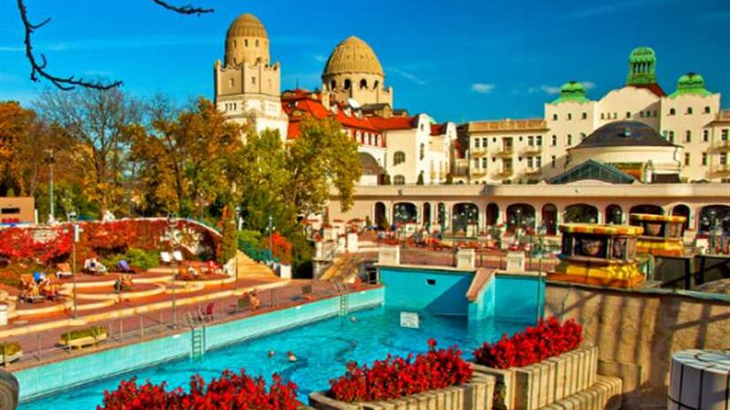 حمامات سيشيني المعدنية..