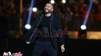 شاهد.. تامر حسني يُشعل حماس الجماهير باستاد القاهرة