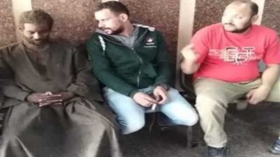 محافظ أسيوط يرصد شخصًا بلا مأوى ويوجه بتوقيع الكشف الطبي وإيداعه دار رعاية