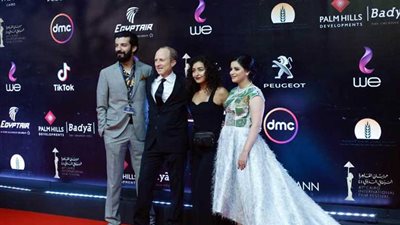 بالصور.. صناع فيلم سيدة البحر على السجادة الحمراء لمهرجان القاهرة السينمائي