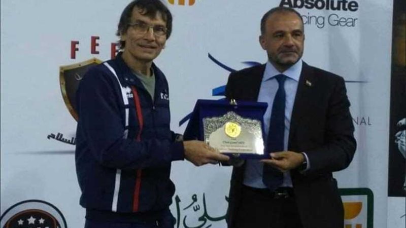 الحسيني يُهدي درع