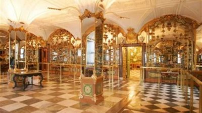 لصوص يسرقون مجوهرات أثرية بـ