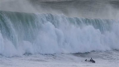 شاهد.. صراع بين الأمواج والـ