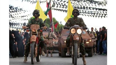 أنصار حزب الله وحركة أمل يجوبون وسط بيروت على دراجات نارية