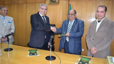المنيا توقع 122 عقدًا جديدًا لتقنين أوضاع أراضي أملاك الدولة