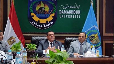 محافظ البحيرة لطلاب جامعة دمنهور: أنتم المرجع في توعية الشباب