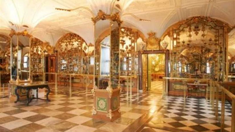 لصوص يسرقون مجوهرات