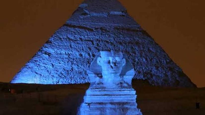 إضاءة الأهرامات باللون