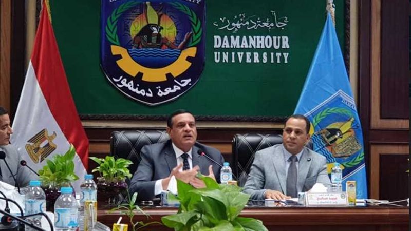 محافظ البحيرة لطلاب