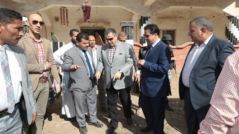 محافظ بني سويف يعاين