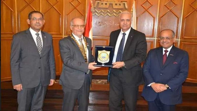 الكردي يكرم أول رئيس