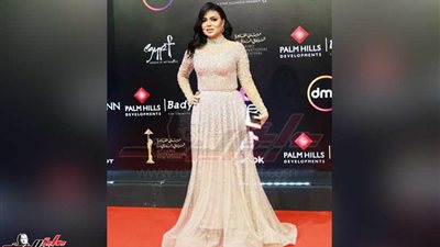 رانيا يوسف في ظهور نادر بفستان محتشم