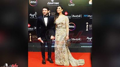 غاوي شهرة ..قبلة ساخنة على الريد كاربت