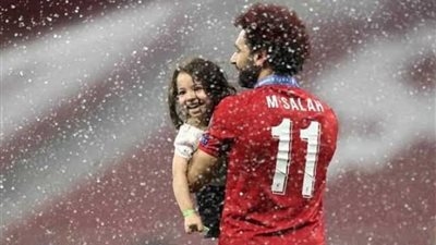 الملك يداعب أسطورة 