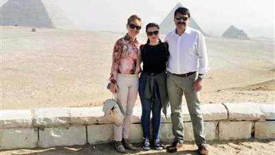 عاجل ..الرئيس المجري وعائلته يزورون آثار الهرم وسقارة (صور)