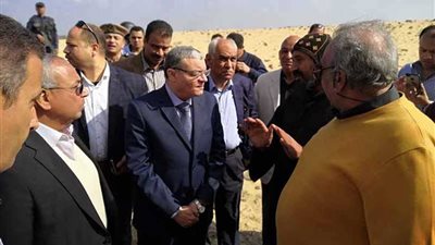 محافظ المنيا يتفقد موقع انهيار سور الكنيسة الأثرية بدير أبو فانا 