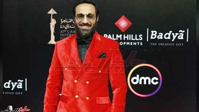 بدلة أحمد فهمي الحمراء