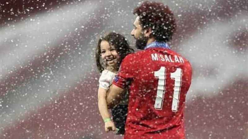 الملك يداعب أسطورة