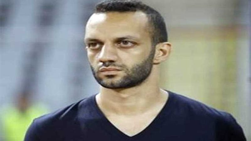 أمير مرتضى يحمل أبيه