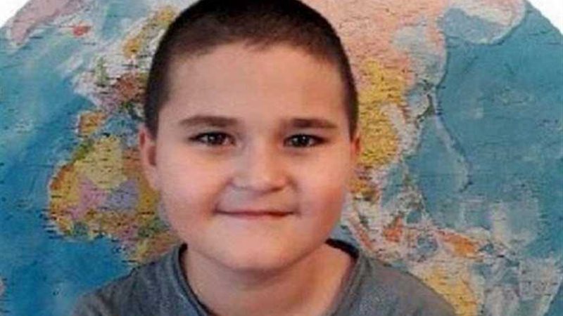 يضربان ابنهما حتى