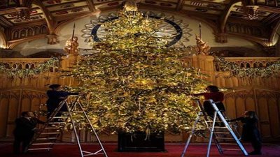 العائلة المالكة تبدأ في تزيين قلعة وندسور بشجرة عيد الميلاد