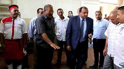 في جولة تفقدية داخل الحرم.. رئيس جامعة بني سويف يتابع التزام الكافيتريا بالجودة