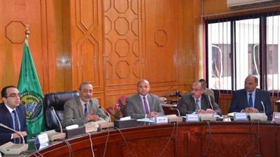 محافظ الإسماعيلية لأعضاء الجهاز التنفيذي: الالتزام والانضباط والمتابعة أساس النجاح