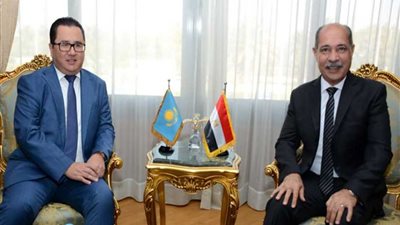 وزير الطيران يلتقي سفير كازاخستان بالقاهرة لبحث تشغيل خطوط الطيران بين البلدين