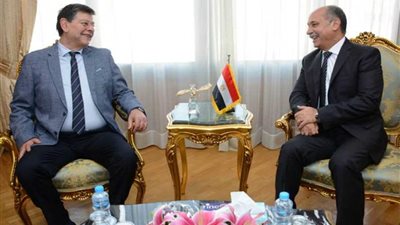 وزير الطيران المدني يستقبل حفيد الطيار محمد صدقي رائد الطيران المصري